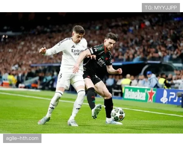 赖斯 vs 巴尔韦德:全能中场的覆盖与推进差异 赖斯 vs 巴尔韦德:全能中场的覆盖与推进差异