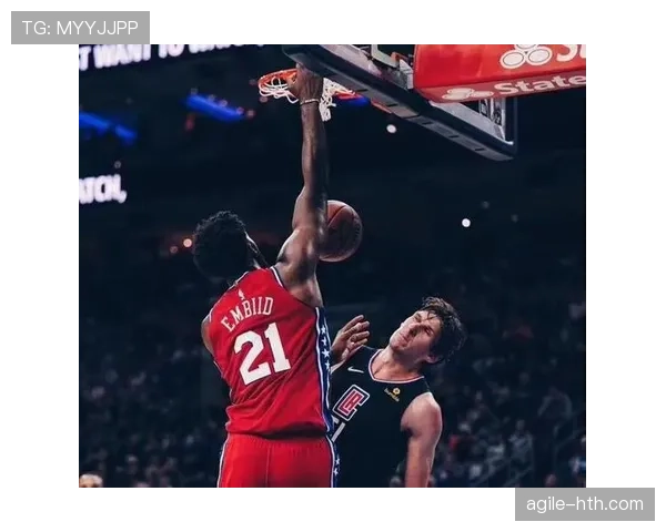 乔尔·恩比德走路像隔壁大叔，回家像皇帝