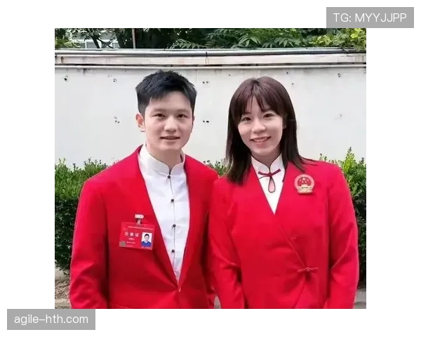 贾一凡拎菜跟街坊唠嗑，手上的那块表把我震住了