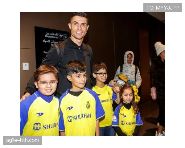 C罗机场随手拎的那只包，我估摸着能付我家两年房贷