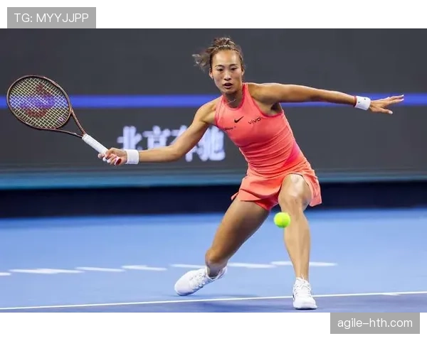 郑钦文赛前啃鸡腿的样子，真不像个网球运动员